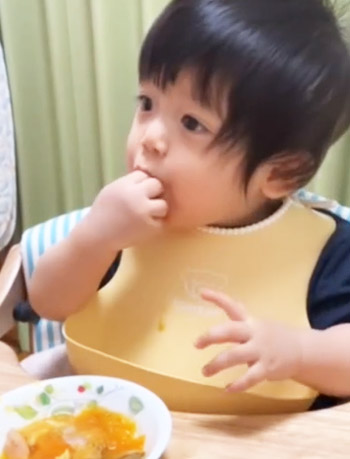 ベビーフードを食べている子供