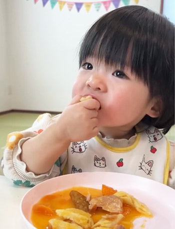 ベビーフードを食べている子供