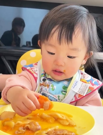 ベビーフードを食べている子供