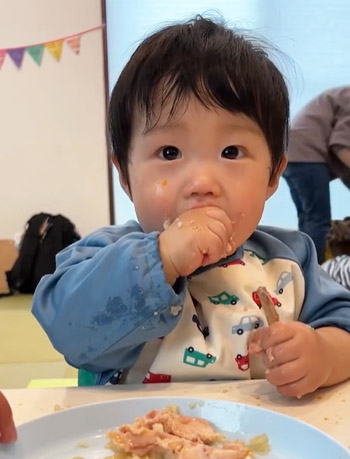 ベビーフードを食べている子供